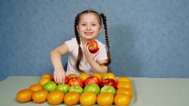 Gadis Kecil Makan Apel Juicy Buah Organik Segar Ditempatkan Atas — Stok Video