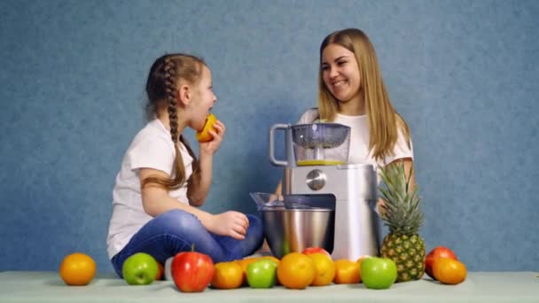 Mutter Und Tochter Machen Saft Aus Frischen Früchten Kleines Mädchen — Stockvideo