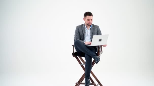 Ung Man Sitter Stol Med Laptop Snygg Affärsman Stilren Kostym — Stockvideo