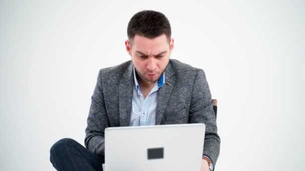 Sörjande Affärsman Tittar Laptopen Pensiv Manlig Frilansare Som Arbetar Modern — Stockvideo