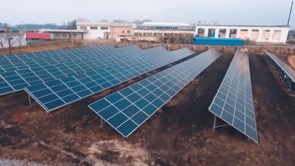 现代阳光普照的收藏家在战场上 太阳能电池板产生干净的阳光能 工业建筑物背景下的光伏电池 — 图库视频影像