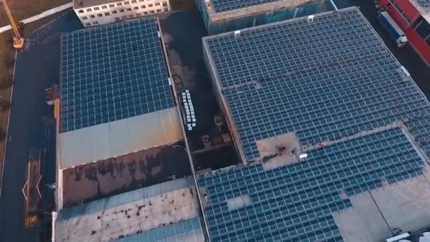 屋顶上的创新太阳能站 在工业建筑物屋顶上一个巨大的太阳能农场上的光伏电池 可持续能源 空中景观 — 图库视频影像