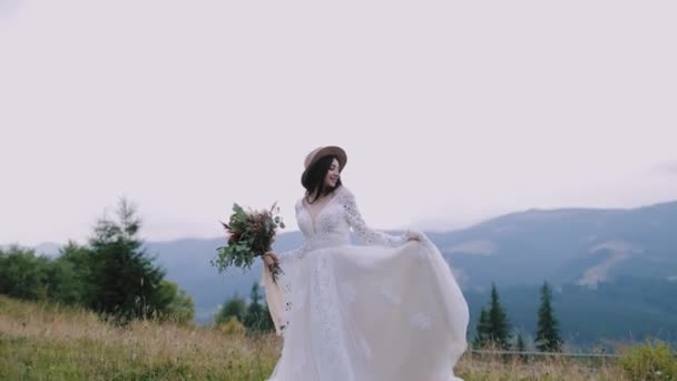 Glückliche Braut Auf Bergkulisse Luxus Frau Wunderschönem Hochzeitskleid Hält Blumen — Stockvideo