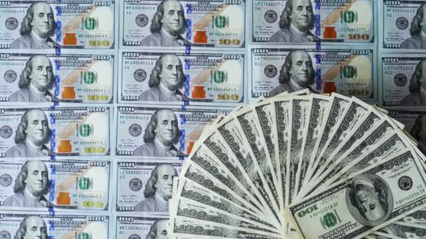 アメリカのお金の豊富な背景 100ドル紙幣の回転について 現金の背景に100ドル紙幣のスピニング — ストック動画