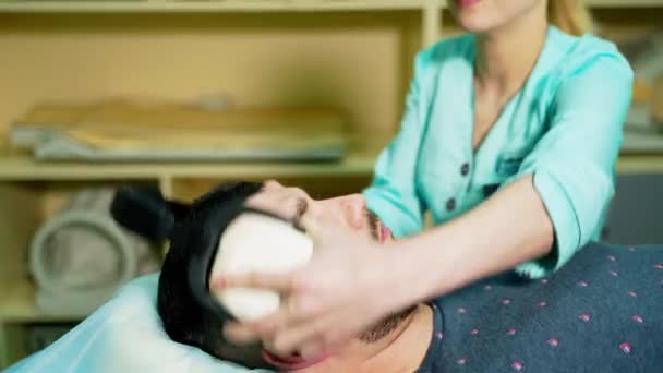 Trabajador Médico Paciente Masculino Clínica Enfermera Pone Auriculares Paciente Enfermo — Vídeos de Stock
