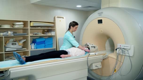医疗扫描设备和一名女性病人 医生在Mri手术前准备好病人 女人躺在磁共振成像装置中 — 图库视频影像