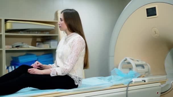 Medisch Onderzoek Concept Jonge Vrouw Voor Een Tomografische Scan Kliniek — Stockvideo