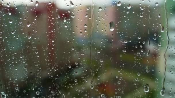 Kapky Sklo Během Deště Dešťové Kapky Padající Okno Rozmazaném Pozadí — Stock video