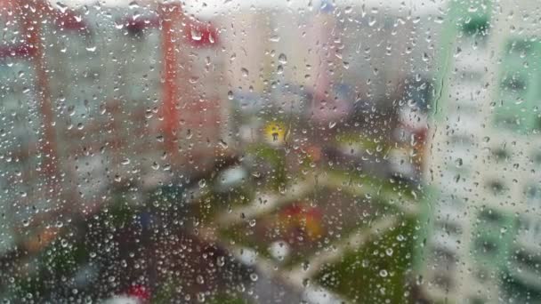 Nedves Ablak Elmosódott Városi Háttérrel Esős Időben Esőcseppek Leereszkednek Üvegablakon — Stock videók