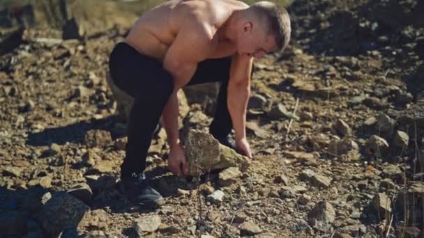 Bodybuilder Entraîne Extérieur Athlète Fort Avec Corps Musclé Soulevant Pierre — Video