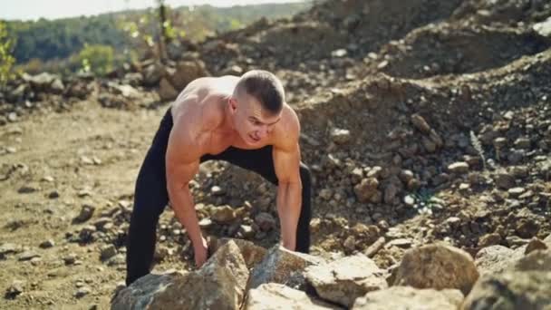 Taş Atarak Vücudunu Eğiten Güçlü Bir Atlet Kaslı Gömleksiz Adam — Stok video