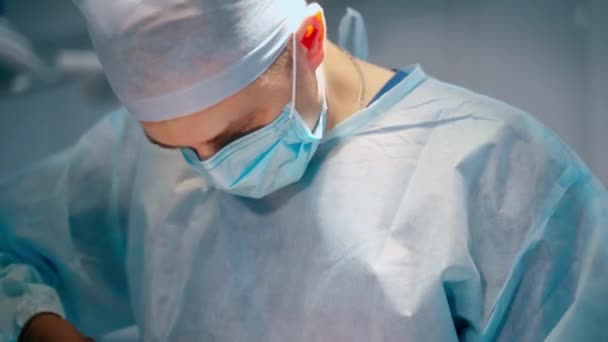 Trabajo Profesional Cirujano Médico Masculino Uniforme Médico Mascarilla Usando Instrumentos — Vídeo de stock