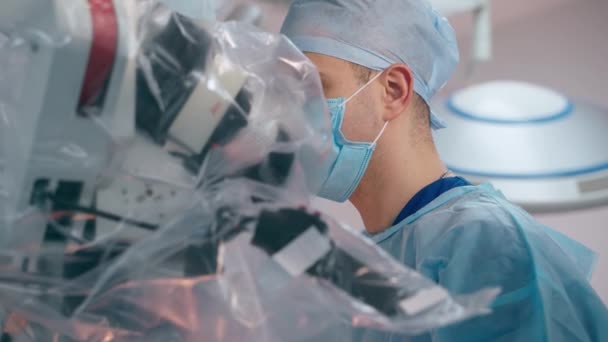 Neurochirurgie Seitenansicht Des Fokussierten Arztes Medizinischer Maske Und Uniform Der — Stockvideo