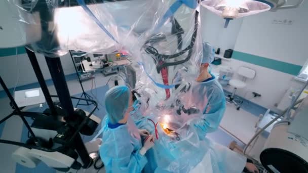 Chirurg Modernen Operationssaal Professionelle Ärzte Und Assistenten Medizinischer Uniform Führen — Stockvideo