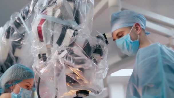 Kirurgen Använder Mikroskop Operationen Medicinsk Specialist Och Sjuksköterska Masker Utföra — Stockvideo
