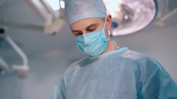 Lekarz Pielęgniarka Maskach Medycznych Profesjonalny Chirurg Wykonujący Operację Szpitalu Koncepcja — Wideo stockowe