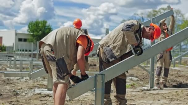 Solartechniker Bauen Metallsockel Für Sonnenkollektoren Arbeiter Uniform Und Schutzhelmen Bauen — Stockvideo