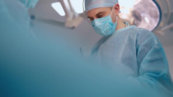 Portret Chirurga Wykonuje Operację Pomocą Przyrządów Pracownicy Medyczni Mundurach Wykonujący — Wideo stockowe