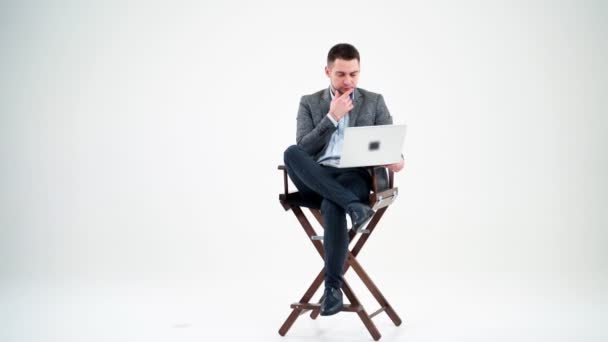 Продуманий Бізнесмен Ноутбуком Ізольовано Білому Красивий Чоловік Елегантному Костюмі Сидить — стокове відео