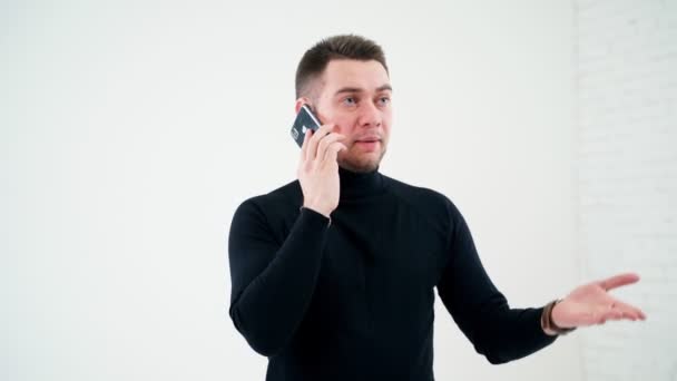 Retrato Del Hombre Guapo Hablando Por Teléfono Interior Joven Hombre — Vídeo de stock