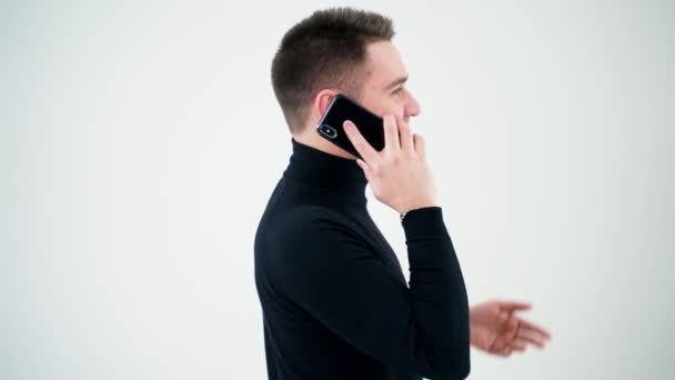 Uomo Sorridente Cammina Parla Telefono Sfondo Bianco Bello Uomo Affari — Video Stock
