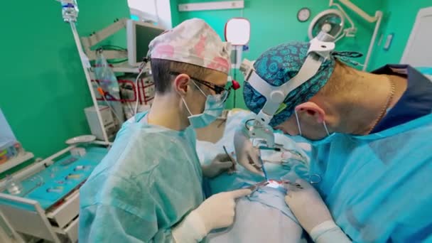 Χειρούργος Και Βοηθός Του Εκτελεί Αισθητική Χειρουργική Στο Χειρουργείο Του — Αρχείο Βίντεο