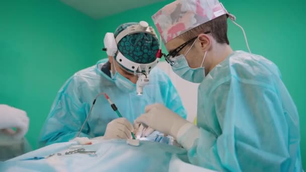 Otoplasti Ameliyatı Çıkıntılı Kulakların Düzeltilmesi Ekip Cerrahı Ameliyathanede — Stok video