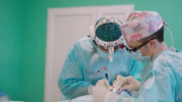 Cirugía Otoplastia Corrección Orejas Sobresalientes Cirujano Equipo Quirófano — Vídeo de stock