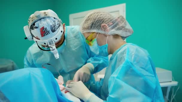 Equipo Cirujanos Haciendo Cirugía Plástica Clínica Moderna Grupo Trabajadores Médicos — Vídeo de stock