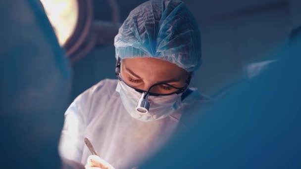Profesionální Lékaři Lékařských Uniformách Dělají Operaci Operace Prováděné Neurochirurgy Detailní — Stock video