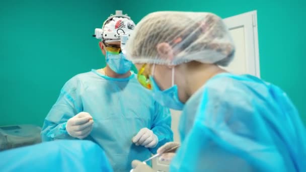 Zespół Medyczny Wykonujący Operację Plastyczną Operacja Okulistyczna Korekta Wystających Uszu — Wideo stockowe