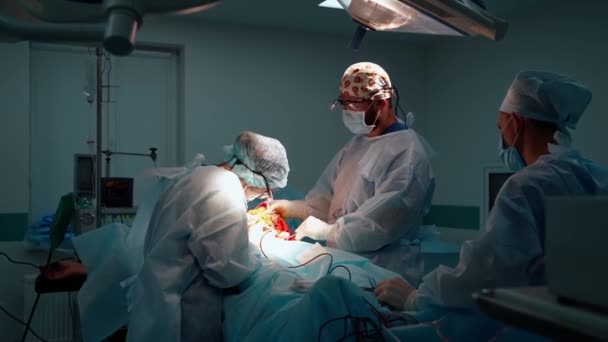 Plastikkirurg Utför Operation För Bukplastik Med Överföring Naveln — Stockvideo