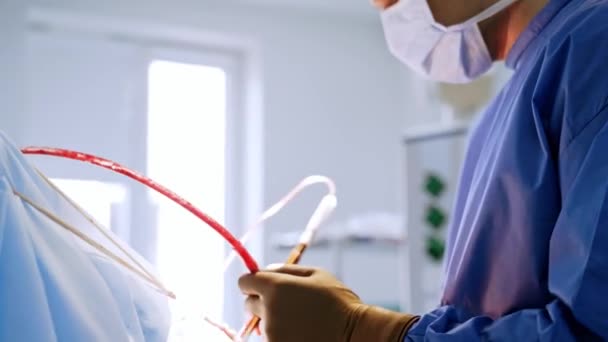 手術室で働いている外科医 職場にいる男性医師2人 神経外科について — ストック動画