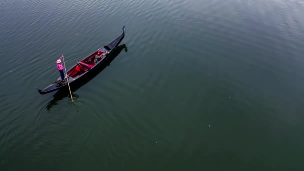 贡多拉漂浮在水面上 日落时 美丽的女人躺在一条蓝色河里的船上 高空鸟瞰 — 图库视频影像