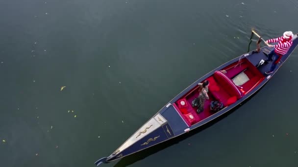 Luxusní Žena Cestuje Gondole Italská Gondola Plovoucí Modrém Pozadí Řeky — Stock video