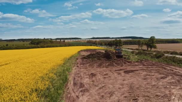 Tractor Werkt Het Veld Landbouwmachine Natuur Gele Veld Het Platteland — Stockvideo