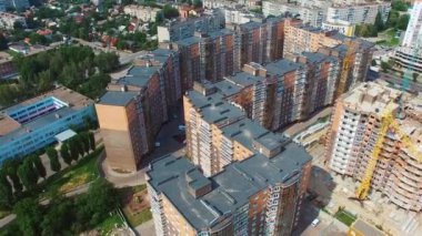 Şehirde güzel bir mimari. Şehir merkezinde yeni yapılmış daireleri olan modern bir bölge. Havadan kentsel arka plan. Hava görünümü.