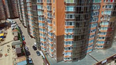 Şehir geçmişi. Şehirde modern bölgenin inşaatı. Yüksek binaları olan yeni yerleşim yerleri. Hava görünümü.