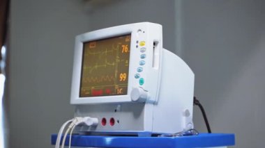 Hastane tiyatrosunda monitörde çalışıyor. Hastanedeki modern tıbbi ekipmanlar bilgisayar ekranında hayati belirtileri gösteriyor..