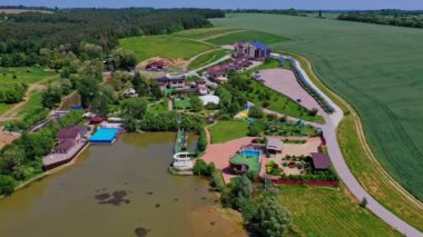 Dinlenme alanının panoramik görüntüsü. Güzel doğa manzarası arasında modern dinlenme kompleksinin üzerinde uçuyor. Sağlıklı bir yaşam tarzı. Hava görünümü.