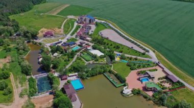 Modern eğlence kompleksi. Popüler eğlence merkezinin güzel yeşil bölgesi yazın açık hava haftasonu için. Hava görünümü.