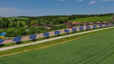 Fotovoltaik hücreli modern bir kompleks. Doğa manzarasında yol boyunca uzanan güneş panelleri. Sürdürülebilir enerji. Hava görünümü.