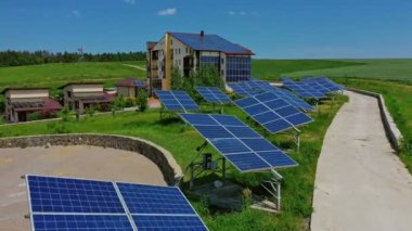 Güneş panelleri sahada. Çatı ve dış duvarları güneşli bataryalarla modern mimari. Yenilenebilir temiz enerji kaynağı.