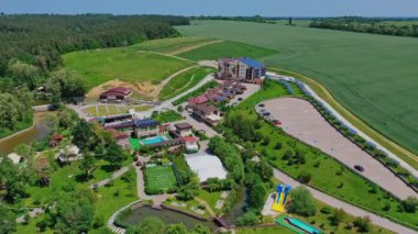 Dinlenme için modern kompleks. Güzel doğa arka planında dinlenme alanı. Yaz tatilinde dinlenmek için panoramik manzara. Hava görünümü.