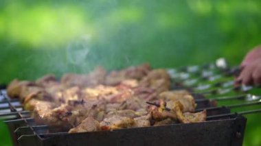 Ahşap kömürde ızgara et. Kömür ızgarasında kızartılmış et pişirme işlemi. Barbeküyü nefis ızgara etle hazırlayan adam..