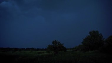 Karanlık gökyüzünde şimşek. Doğal ortamda fırtınalı bir hava. Akşam gökyüzünün panoramik manzarası, sahada fırtına var..