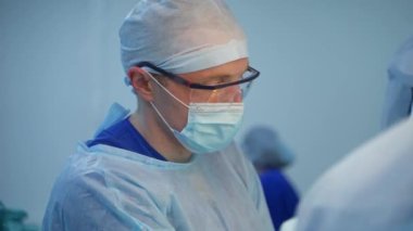 Maske ve gözlük uzmanı. Cerrahlar hastanede ameliyat yaparlar. Tıp üniformalı profesyonel doktorlar. Sağlık hizmeti kavramı.