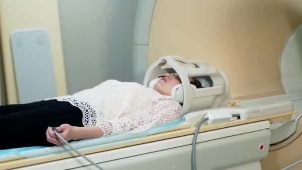 Pacjentka Rezonansie Magnetycznym Nowoczesny Sprzęt Medyczny Szpitalu Kobieta Robiąca Tomografię — Wideo stockowe