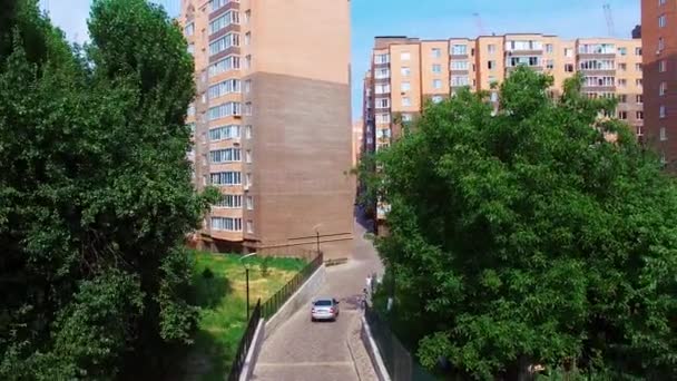 Nowe Wysokie Budynki Mieście Mieszkania Pod Błękitnym Niebem Architektura Brązowych — Wideo stockowe