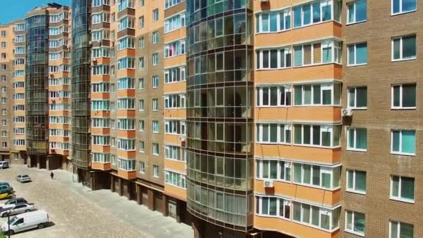 Architektura Městského Zázemí Nové Výškové Budovy Mnoha Okny Moderními Balkony — Stock video